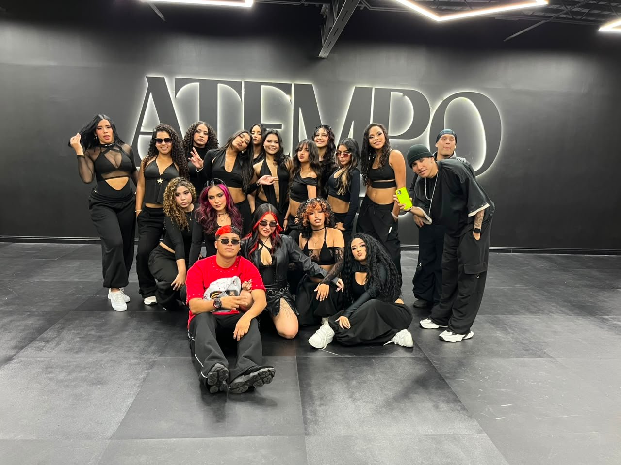 Alex King, AYDI Music y el equipo artístico durante una sesión de grabaciones en ATEMPO.