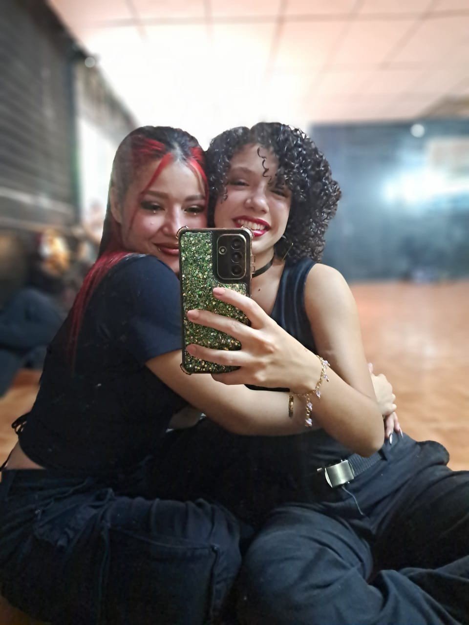 AYDI junto a una compañera durante un momento de ensayo y baile.