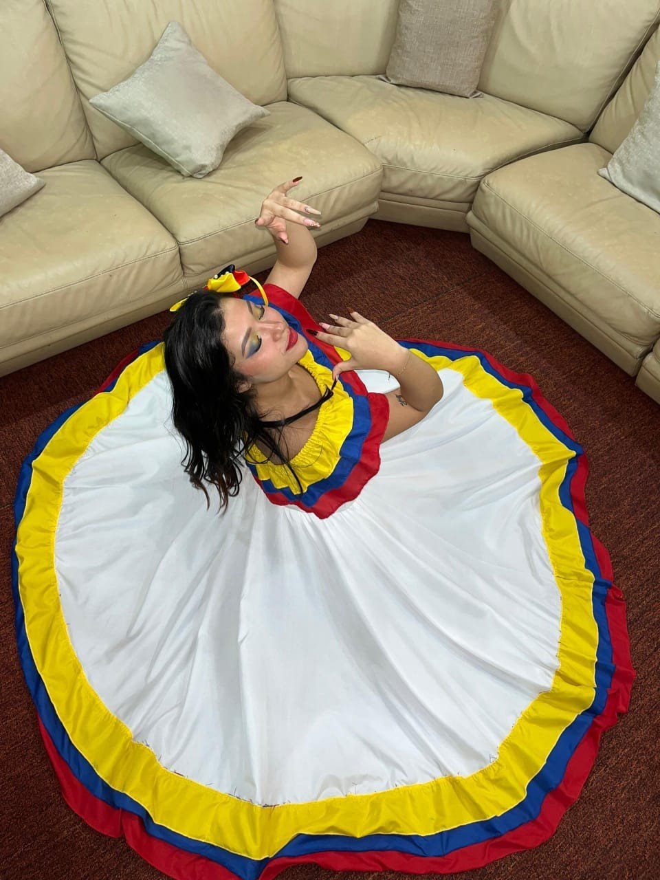 AYDI con vestuario inspirado en los colores de Venezuela durante una presentación artística.